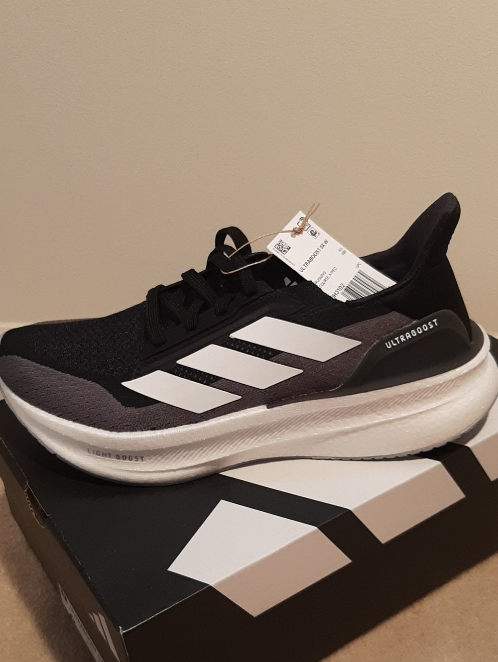 adidas NIB  Black and White Ultraboost 5X Running Shoe Size 8